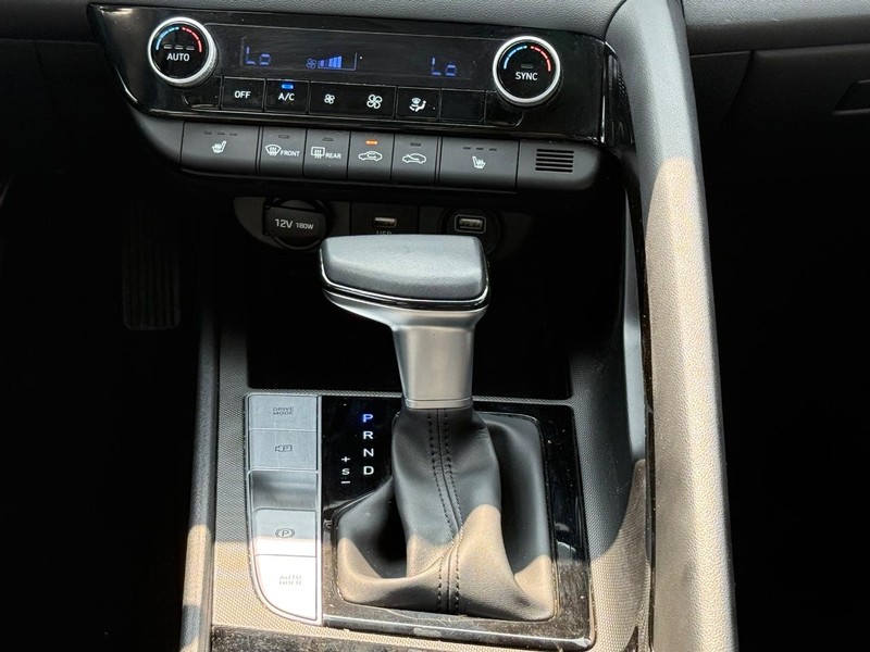 Hyundai Elantra Vehicle Image 13