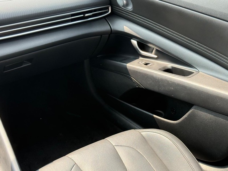 Hyundai Elantra Vehicle Image 15