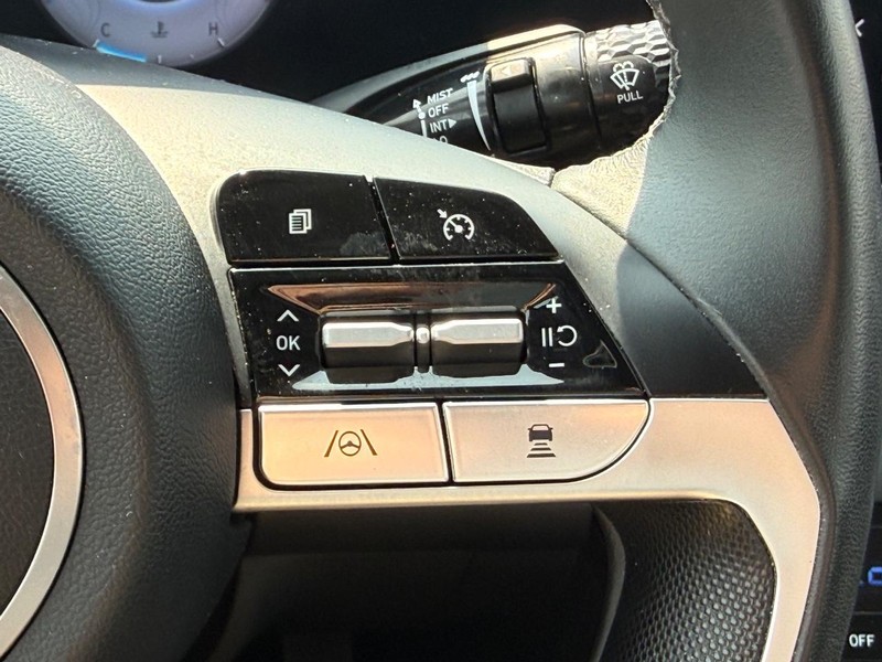 Hyundai Elantra Vehicle Image 17