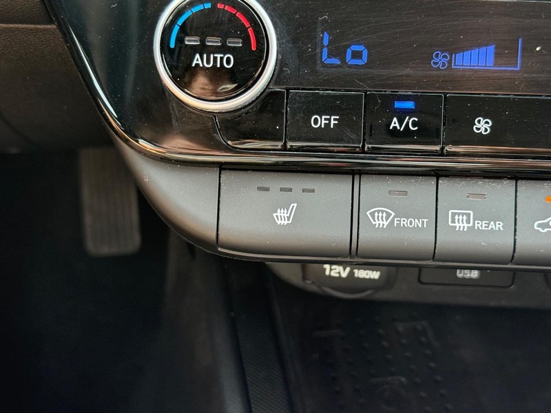 Hyundai Elantra Vehicle Image 19