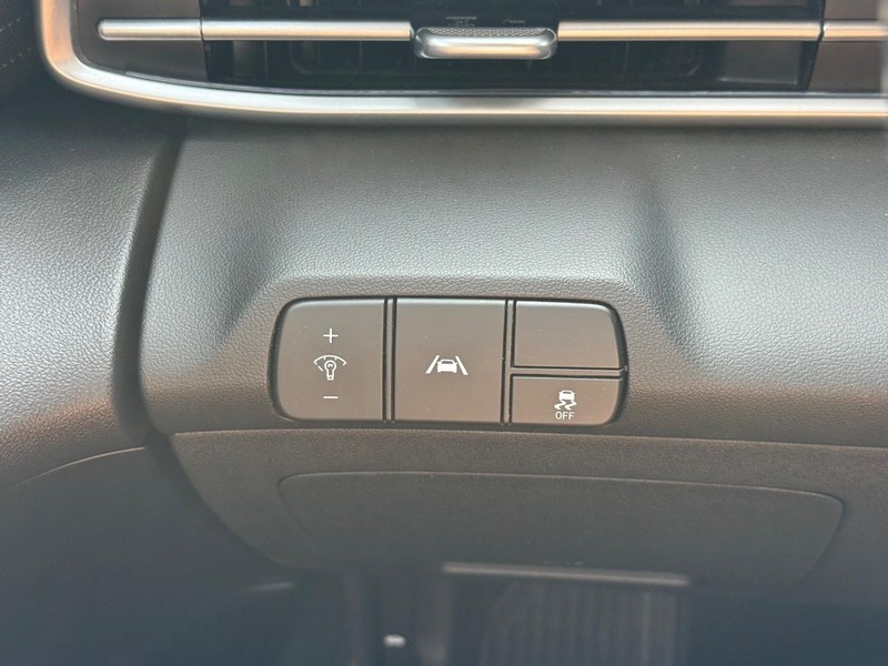 Hyundai Elantra Vehicle Image 21