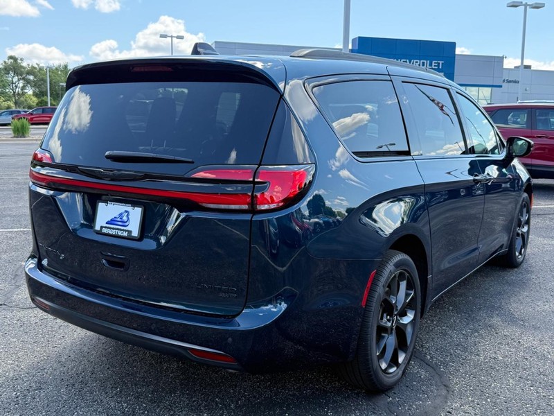 Chrysler Pacifica Vehicle Image 03