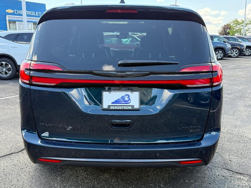 Chrysler Pacifica Vehicle Image 04
