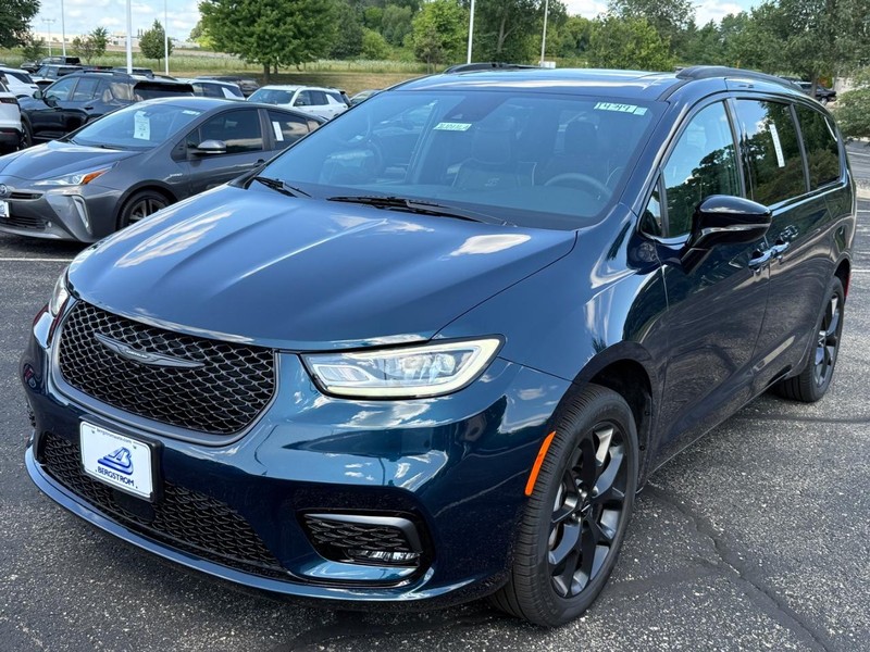 Chrysler Pacifica Vehicle Image 08