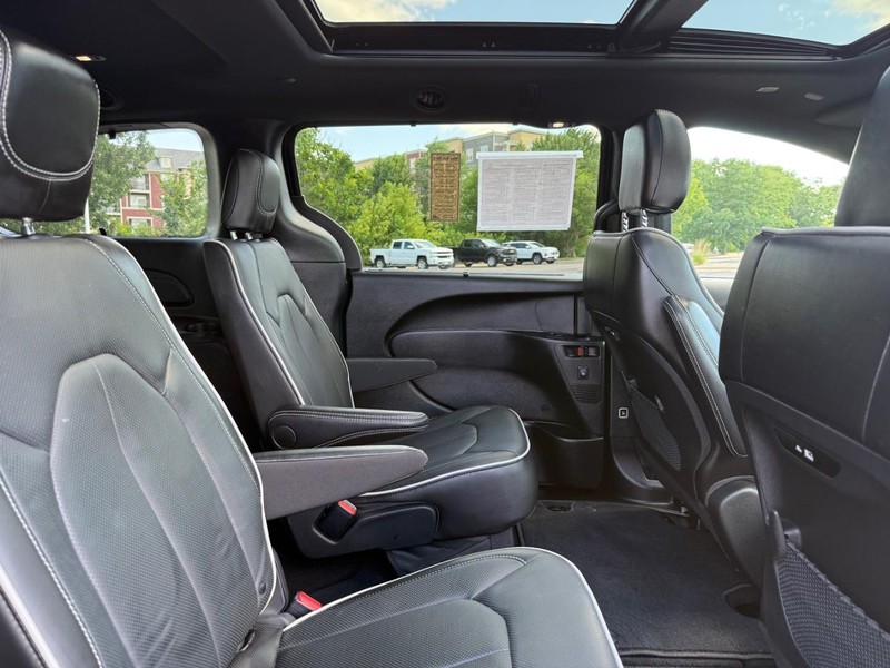 Chrysler Pacifica Vehicle Image 11