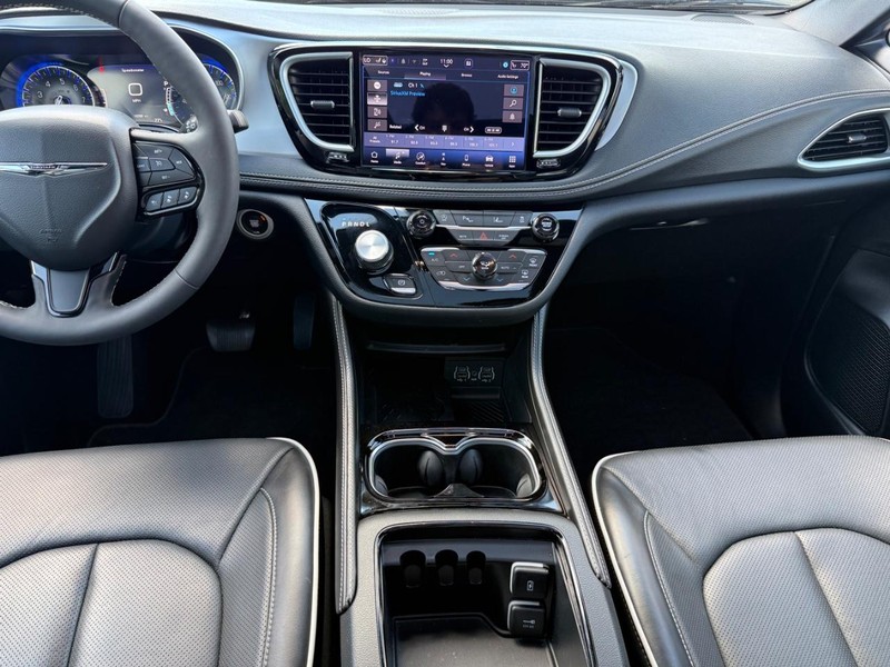 Chrysler Pacifica Vehicle Image 12