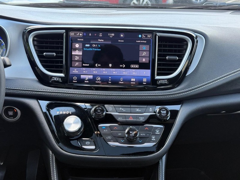 Chrysler Pacifica Vehicle Image 13
