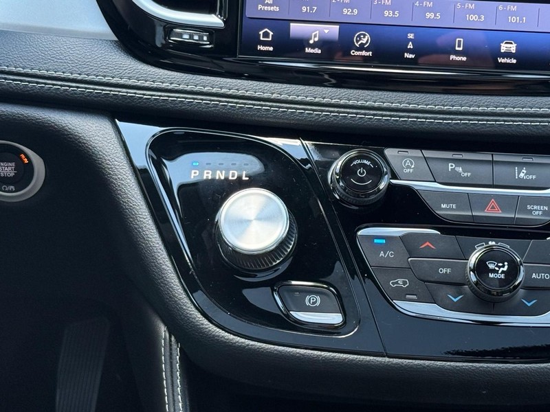 Chrysler Pacifica Vehicle Image 14