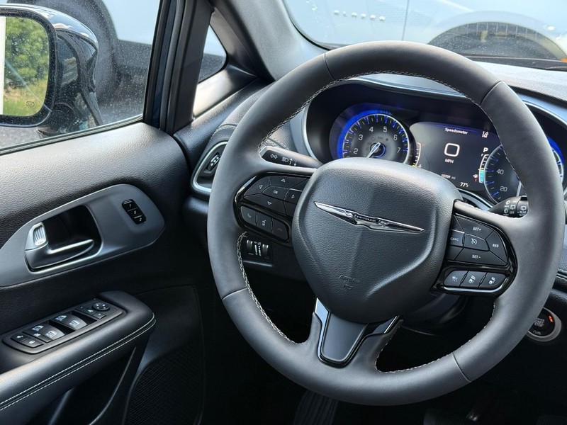 Chrysler Pacifica Vehicle Image 15