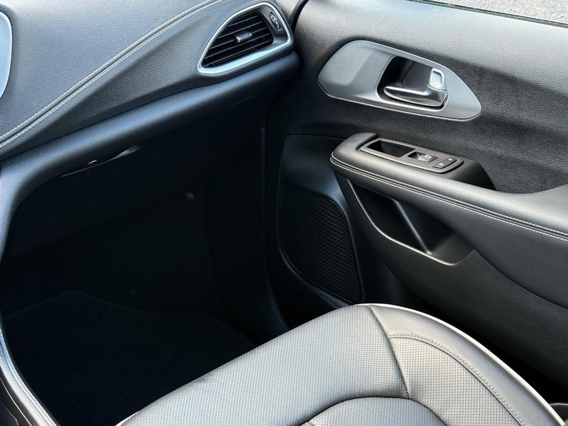 Chrysler Pacifica Vehicle Image 16
