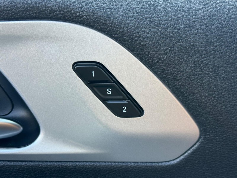 Chrysler Pacifica Vehicle Image 17