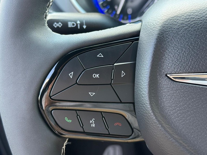Chrysler Pacifica Vehicle Image 18