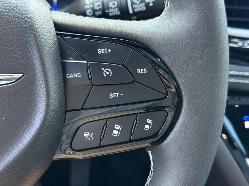 Chrysler Pacifica Vehicle Image 19