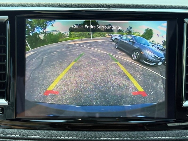 Chrysler Pacifica Vehicle Image 21