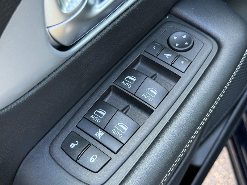 Chrysler Pacifica Vehicle Image 23