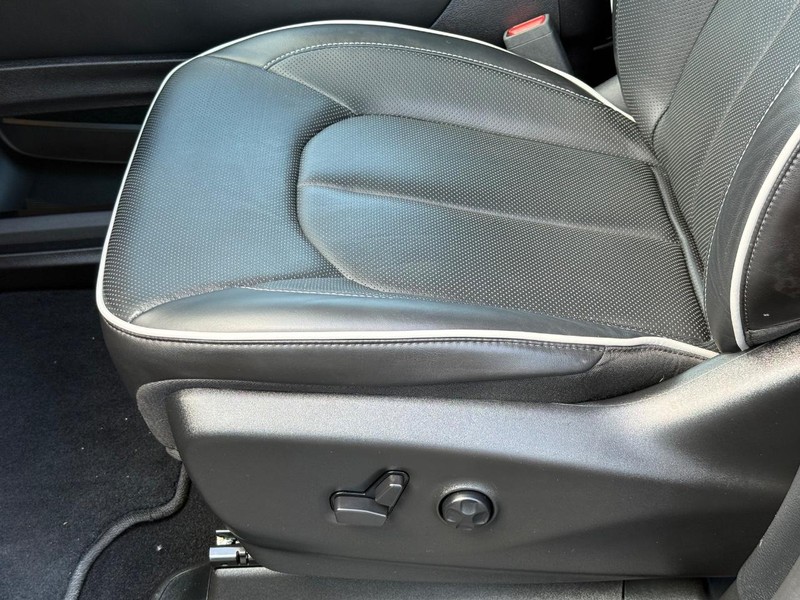 Chrysler Pacifica Vehicle Image 24