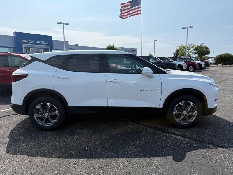 Chevrolet Blazer Vehicle Full-screen Gallery Image 02