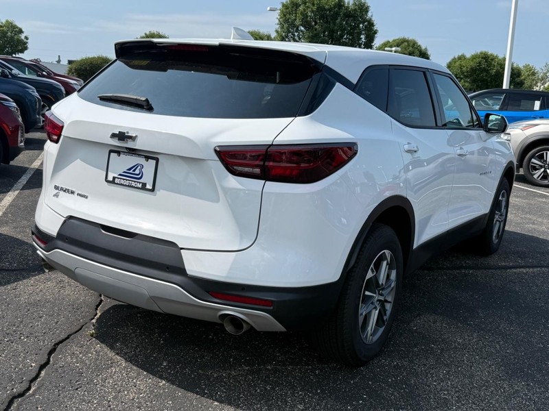 Chevrolet Blazer Vehicle Full-screen Gallery Image 03
