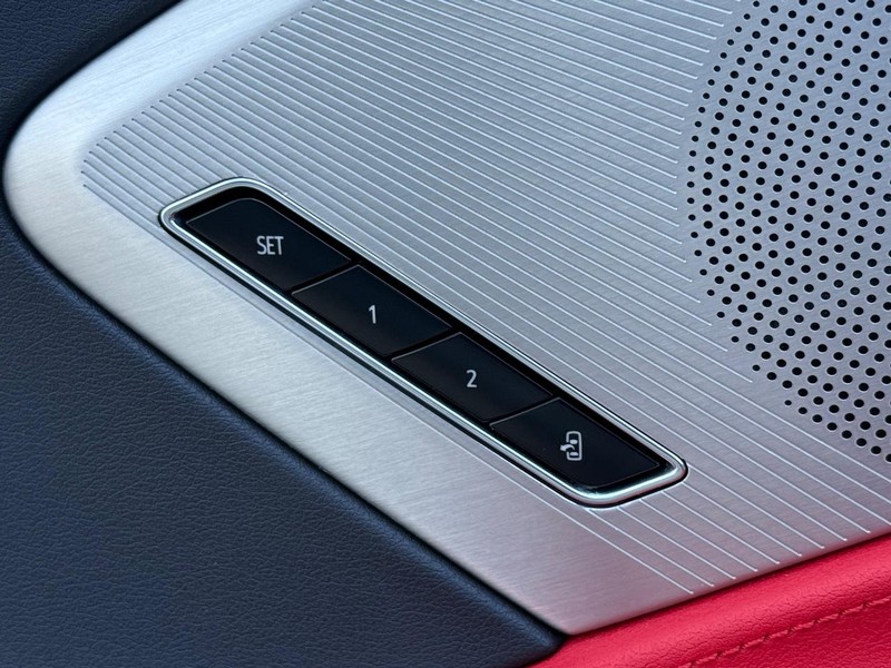Chevrolet Corvette Vehicle Full-screen Gallery Image 21