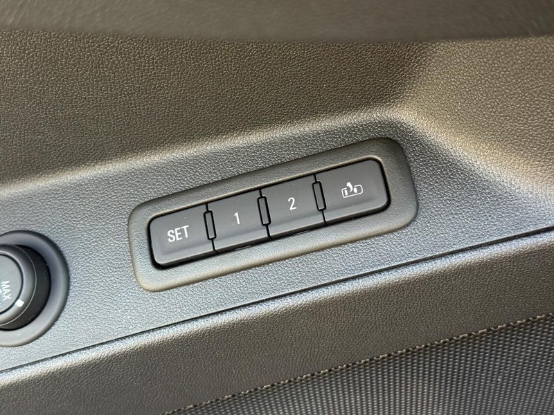 Chevrolet Equinox Vehicle Full-screen Gallery Image 17