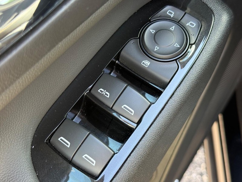 Chevrolet Equinox Vehicle Full-screen Gallery Image 23