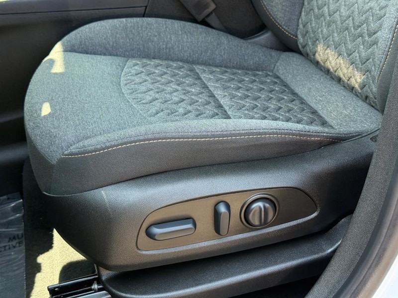 Chevrolet Equinox Vehicle Image 24