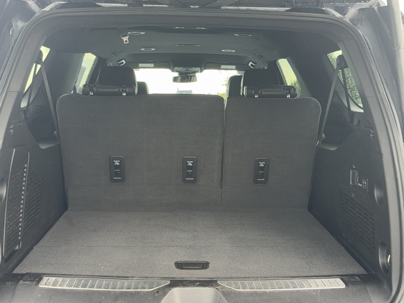 Chevrolet Suburban Vehicle Image 05