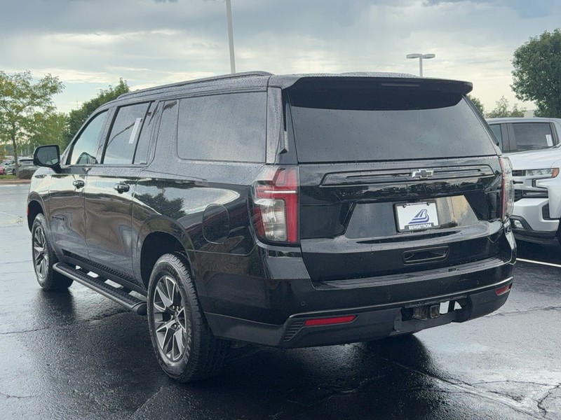 Chevrolet Suburban Vehicle Image 06