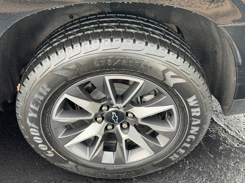 Chevrolet Suburban Vehicle Image 07