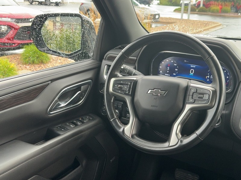 Chevrolet Suburban Vehicle Image 15