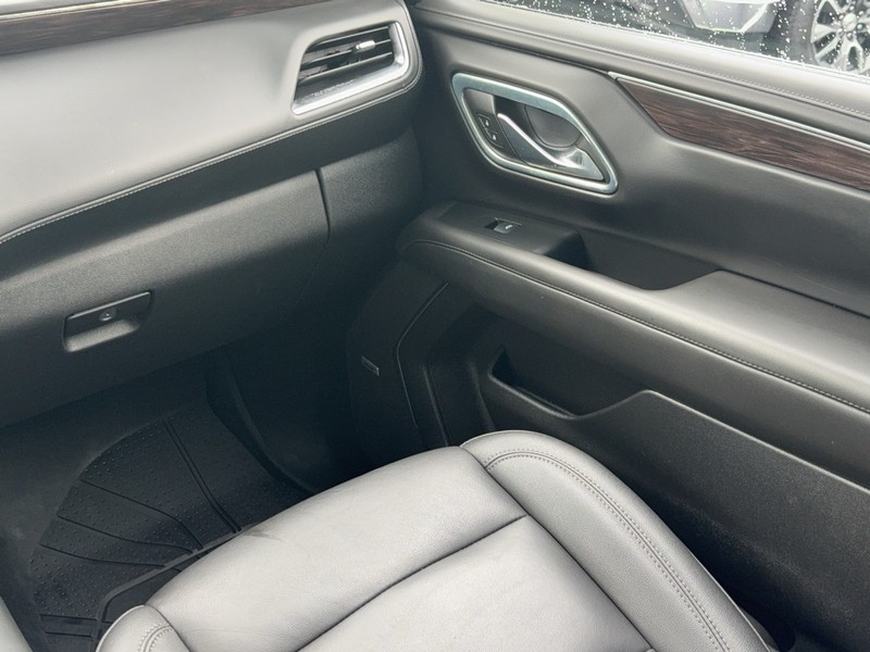 Chevrolet Suburban Vehicle Image 16