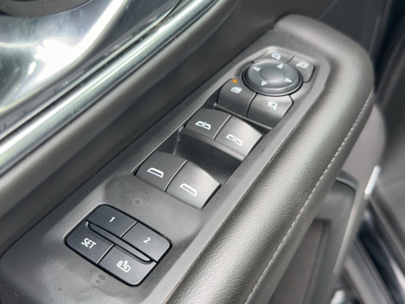 Chevrolet Suburban Vehicle Image 22
