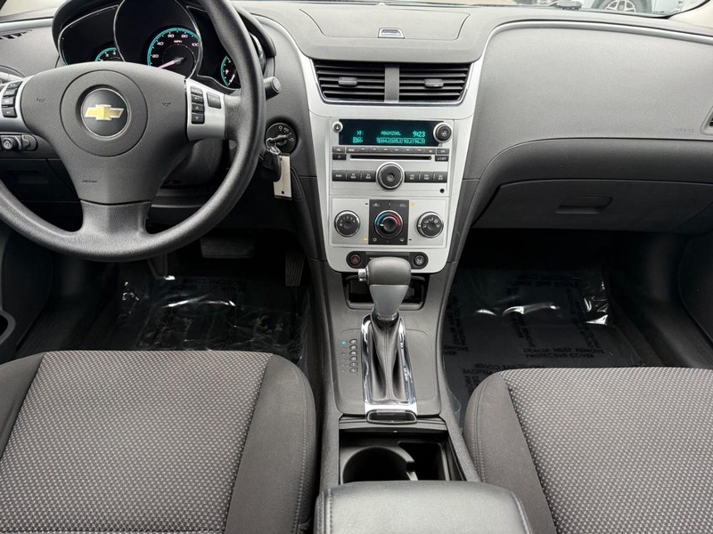 Chevrolet Malibu Vehicle Image 10