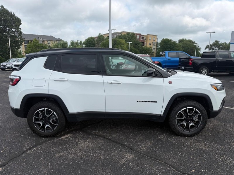 Jeep Compass Vehicle Image 02