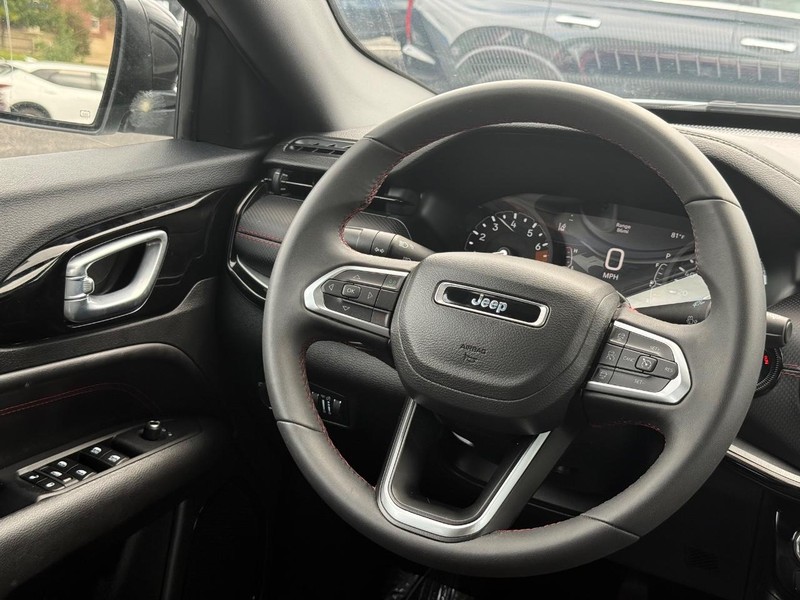 Jeep Compass Vehicle Image 14
