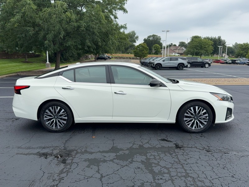 Nissan Altima Vehicle Image 02