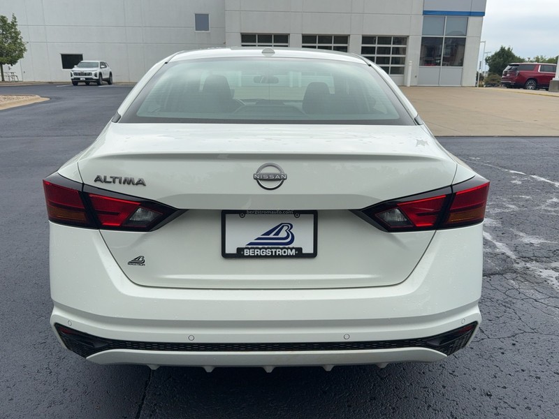 Nissan Altima Vehicle Image 04