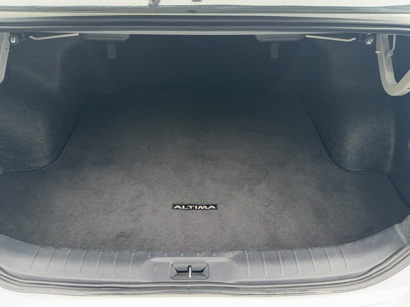 Nissan Altima Vehicle Image 05