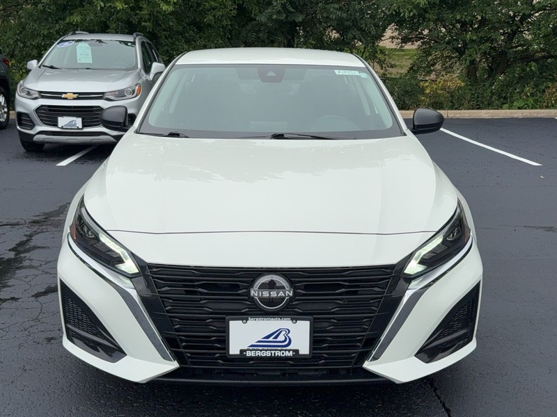 Nissan Altima Vehicle Image 09