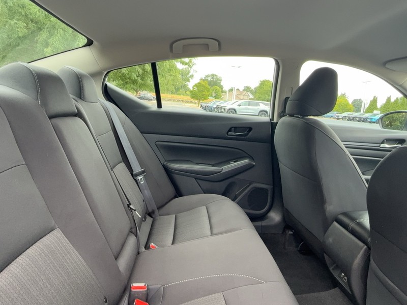 Nissan Altima Vehicle Image 10