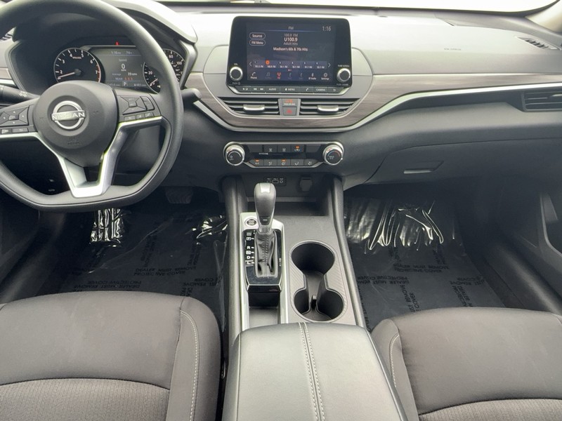 Nissan Altima Vehicle Image 11