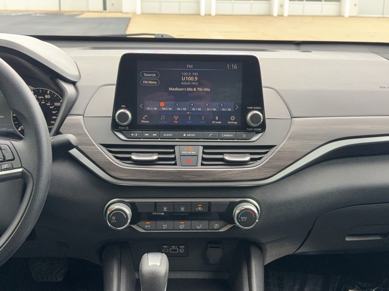 Nissan Altima Vehicle Image 12
