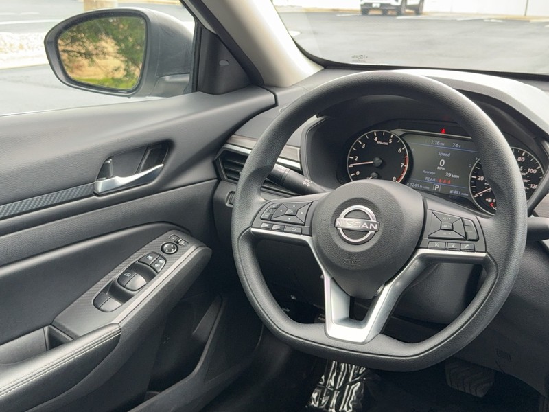 Nissan Altima Vehicle Image 14