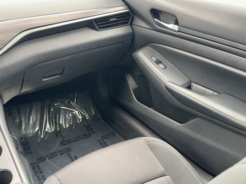 Nissan Altima Vehicle Image 15