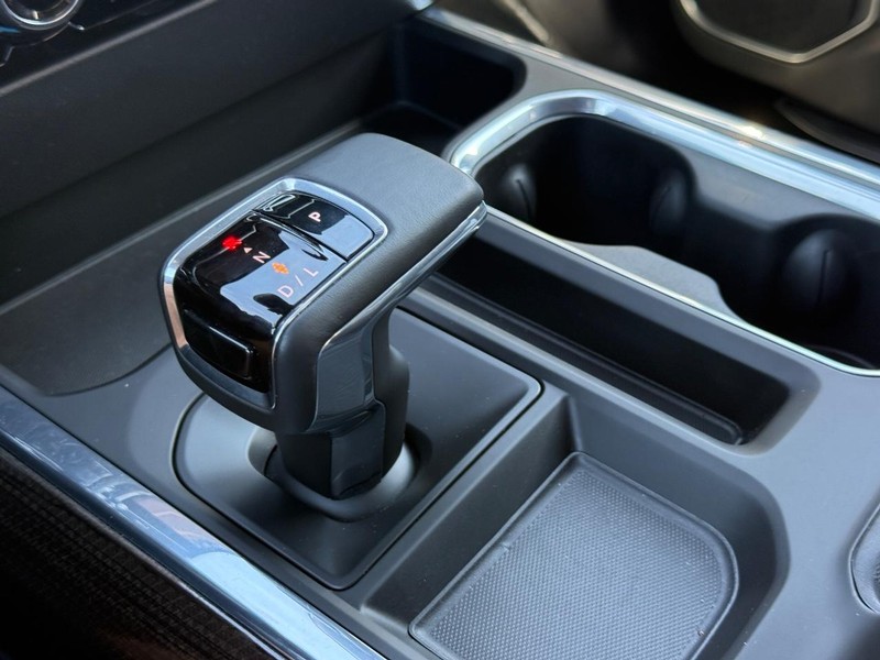 Chevrolet Silverado 1500 Vehicle Full-screen Gallery Image 19