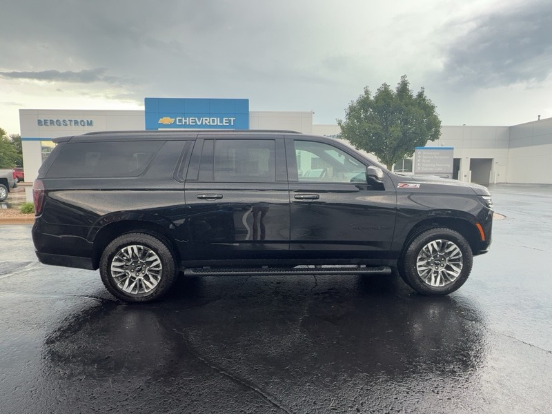 Chevrolet Suburban Vehicle Image 02