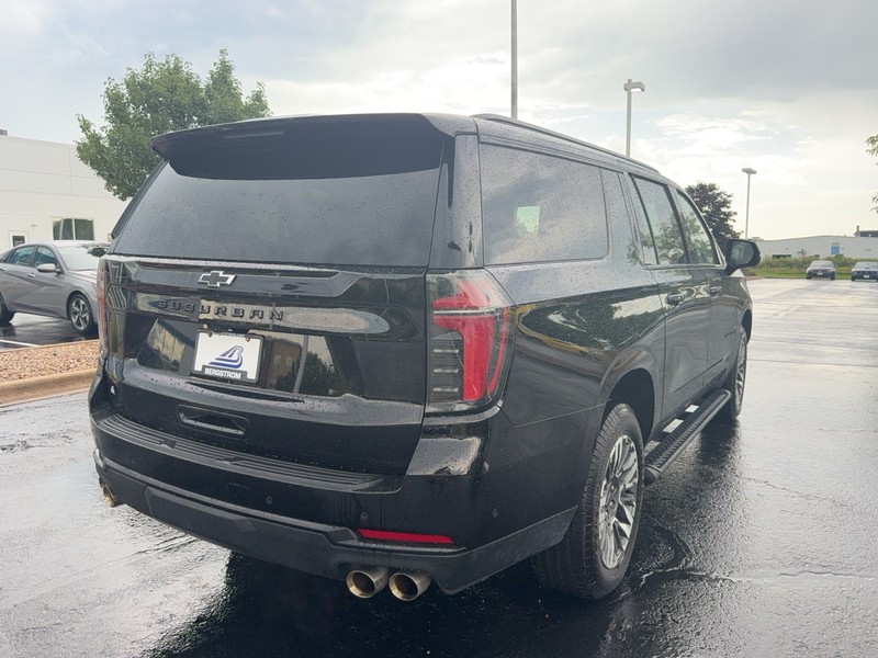 Chevrolet Suburban Vehicle Image 03