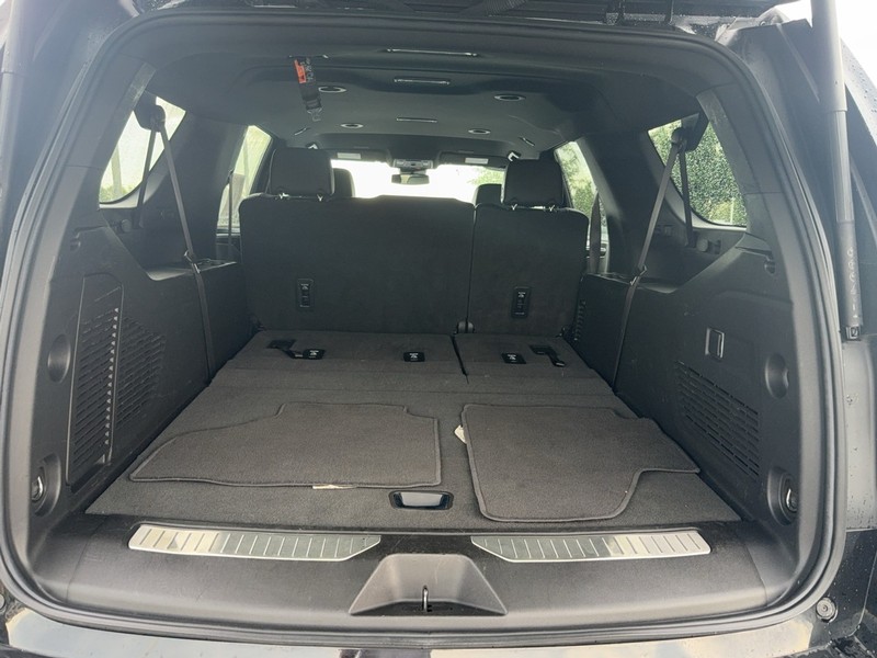 Chevrolet Suburban Vehicle Image 05