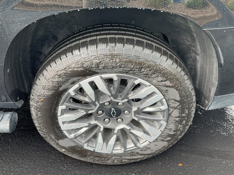 Chevrolet Suburban Vehicle Image 07
