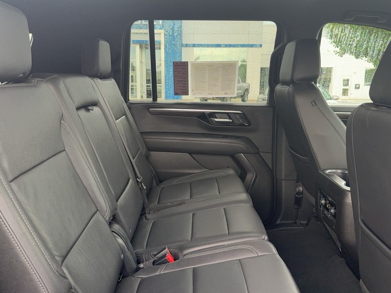 Chevrolet Suburban Vehicle Image 10